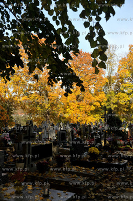 Zukowo. Cmentarz. 21.10.2012 Fot. Maciej Kosycarz /...