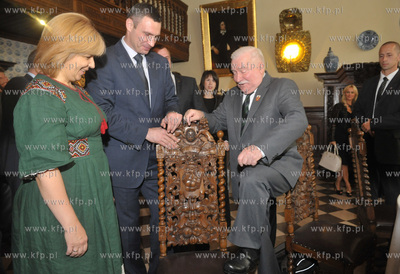Dwor Artusa. Prezydent Lech Walesa wreczyl przyznawana...