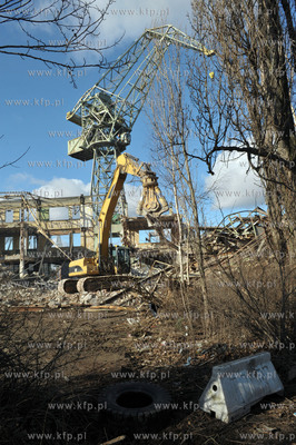 Tereny bylej Stoczni Gdanskiej. Wyburzanie budynku...