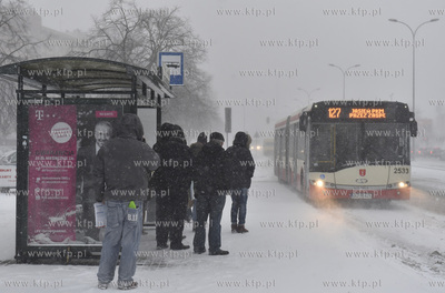 Gdańsk. Śnieżyca na Przymorzu. Autonus linii 127...