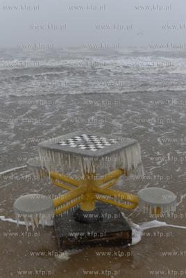 Zalana plaża w Jelitkowie po wichurze. Zalane przyrządy...