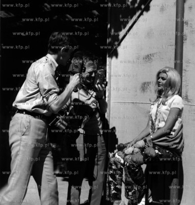 Festiwal Piosenki w Sopocie, jedna z gwiazd i fotoreporterzy....