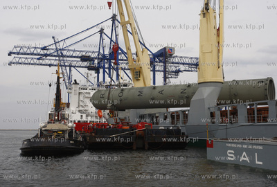 Gdansk. Gdanski terminal kontenerowy DCT - wyladunek...