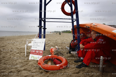 Letni deszczowy dzien w Sopocie. Nz ratownicy na plazy.
08.07.2009
fot....