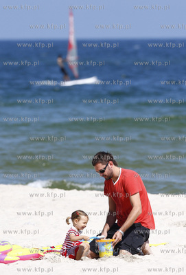 Polwysep helski. Marcin Prokop nad morzem z coreczka.
23.07.2008
fot....