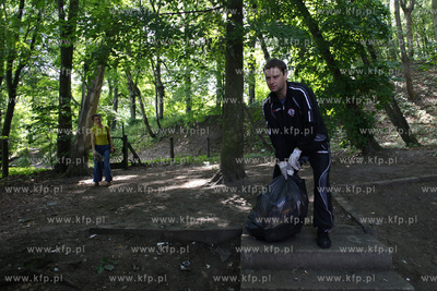 Akcja sprzatania otuliny Lasow Oliwskich w rejonie...