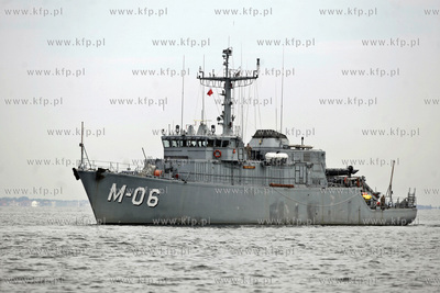 Do gdyńskiego portu wpływają okręty wojenne,  które...