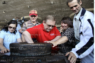 Przed stadionem pilkarskim PGE Arena odslonieto jej...