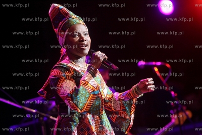 Siesta Festival.  Koncert pochodzacej z Beninu piosenkarki...