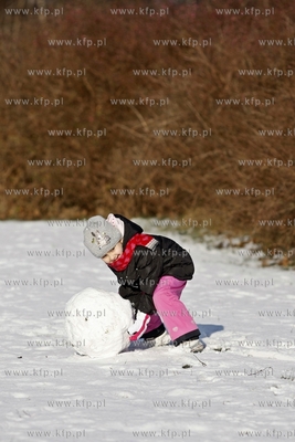 Lepienie balwana w parku Reagana w Gdansku. 01.02.2015...