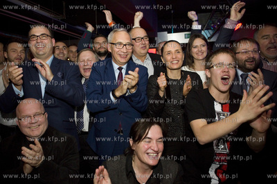 Gdańsk. Restauracja Barbados. Wieczór wyborczy. Ogłoszenie...