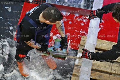 Galeria Przymorze. Pokaz rzeźbienia w lodzie połączony...