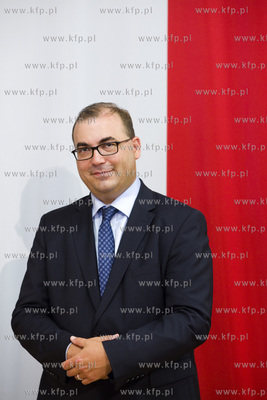 Gdańsk.  Piknik patriotyczny przy hali BHP. Nz.  Członek...