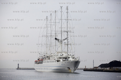 Żaglowiec Wind Surf wpływa do portu w Gdyni.
10.08.2017
fot....