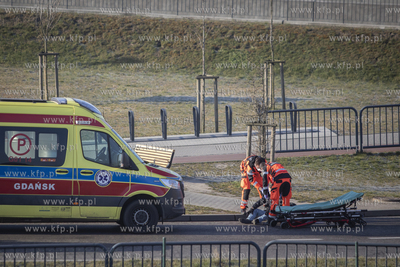 Ulica Uczniowska w Gdańsku. Ratownicy medyczni udzielaja...