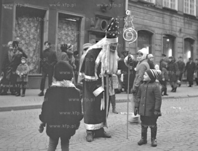 Mikolaj na ul. Dlugiej w Gdansku przed sklepem Dom...