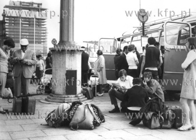 Przystanek PKS przy Dworcu PKP w Gdansku. 1969 Fot....