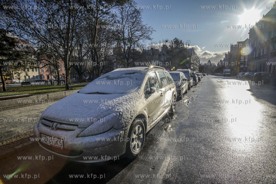Zimowy epizod w Gdańsku. Zasnieżone samochody na...