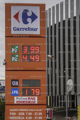 Gdańsk. Stacja paliw Carrefour przy C.H. Morena na...