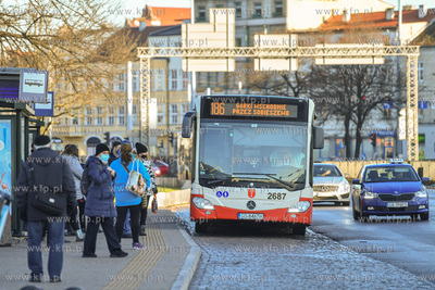 Autobus mercedes 628 03 citaro g na przystanku Brama...