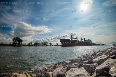 Świnojście. Statek na Kanale Piastowskim. 24.08.2021...