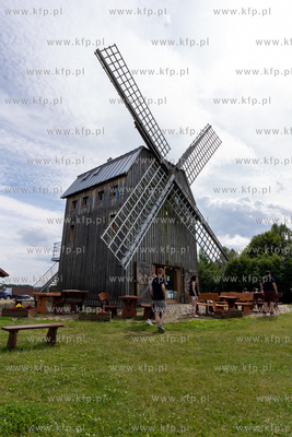 Wiatrak koźlak w Ręboszewie na górze Sobótka. 01.07.2023...