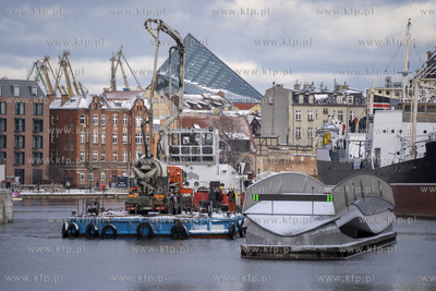 Remont Długiego Pobrzeża w Gdańsku. Nz. transport...