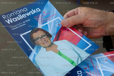 Gdynia, reklama wyborcza - ulotki. 16.10.2018 / Fot....