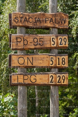 Smołdzino. Tablica informacyjna na stacji benzynowej....
