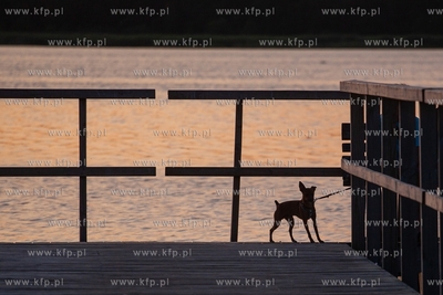 Wakacje w Łebie. Nz. Zachód słońca nad jeziorem...