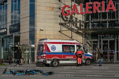 Karetka pogotowia pod Galerią Bałtycką. 12.03.2020...