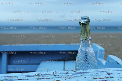 Plaża w Sopocie. Nz.Butelka po szampanie.  2.01.2022...