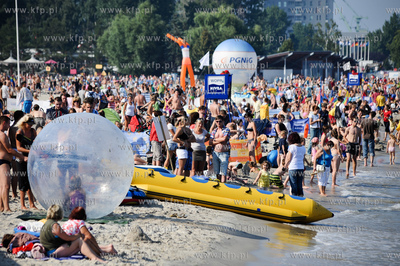 Gdynia. Tlumy turystow i mieszkancow gdyni podczas...