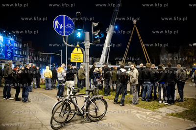Gdansk - Wrzeszcz. Montaz kolejnych elementow estakady...