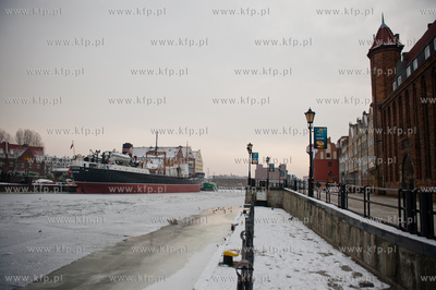 Gdansk. Niskie temperatury skuly lodem wody Motlawy....