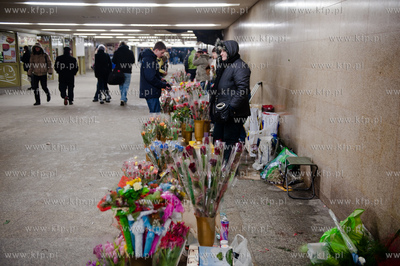 Gdansk. Walentynkowa sprzedaz kwiatow w przejsciu podziemnym...
