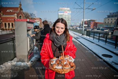 Gdansk. Przystanek tramwajowy ZKM Dworzec Glowny. Slodka...