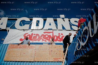 Gdansk. Brama Historyczna nr 2 Stoczni Gdanskiej. Stoczniowy...