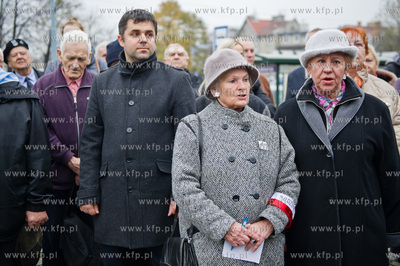 Gdansk. Wrzeszcz. Uroczyste zlozenia kwiatow pod pomnikiem...