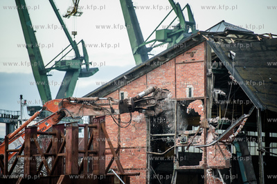 Gdansk. Tereny bylej Stoczni Gdansk. Wyburzenie hali...