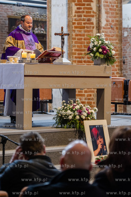 Gdansk. Kosciol Sw. Jana. Msza zalobna w intencji Magdy...