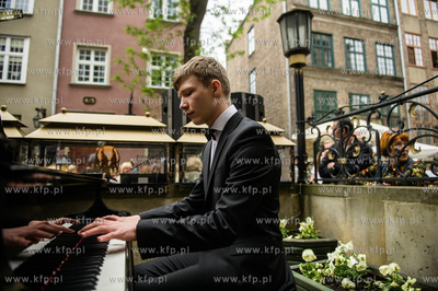 Gdansk. Ulica Mariacka. Muzyka Chopina na przedprozach...