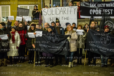 Gdańsk. Długi Targ. Pikieta - Solidarnie przeciwko...