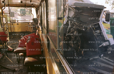 wypadek TIR - autobus w Legowie.27.10.98 Fot. Maciej...