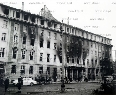 Spalony w grudniu 1970 roku budynek Komitetu Wojeodzkiego...