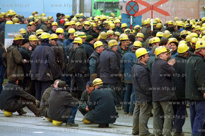Strajk w Stoczni Gdynia S.A. Przed budynkiem dyrekcji...
