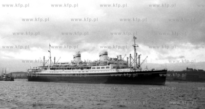 Polski transatlantyk Batory w porcie gdynskim. (0003218z)...