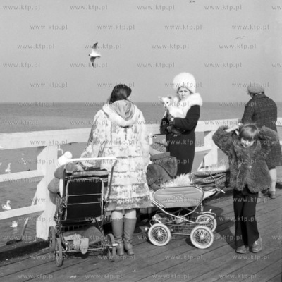 Spacer po sopockim molo. 8.03.1977 2marzec77_z.kosycarz_p15...