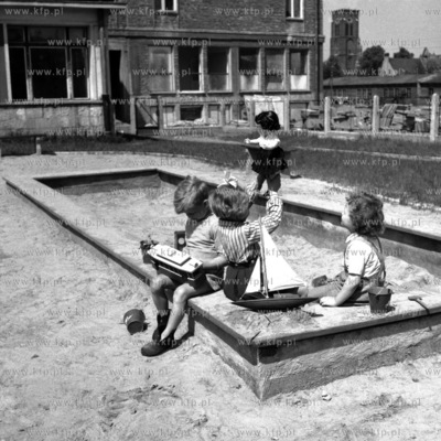 Dzieci bawią się w piaskownicy przedszkola nr 27...