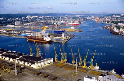 Port Gdynia z lotu ptaka. Widok ogolny na port wewnetrzny....